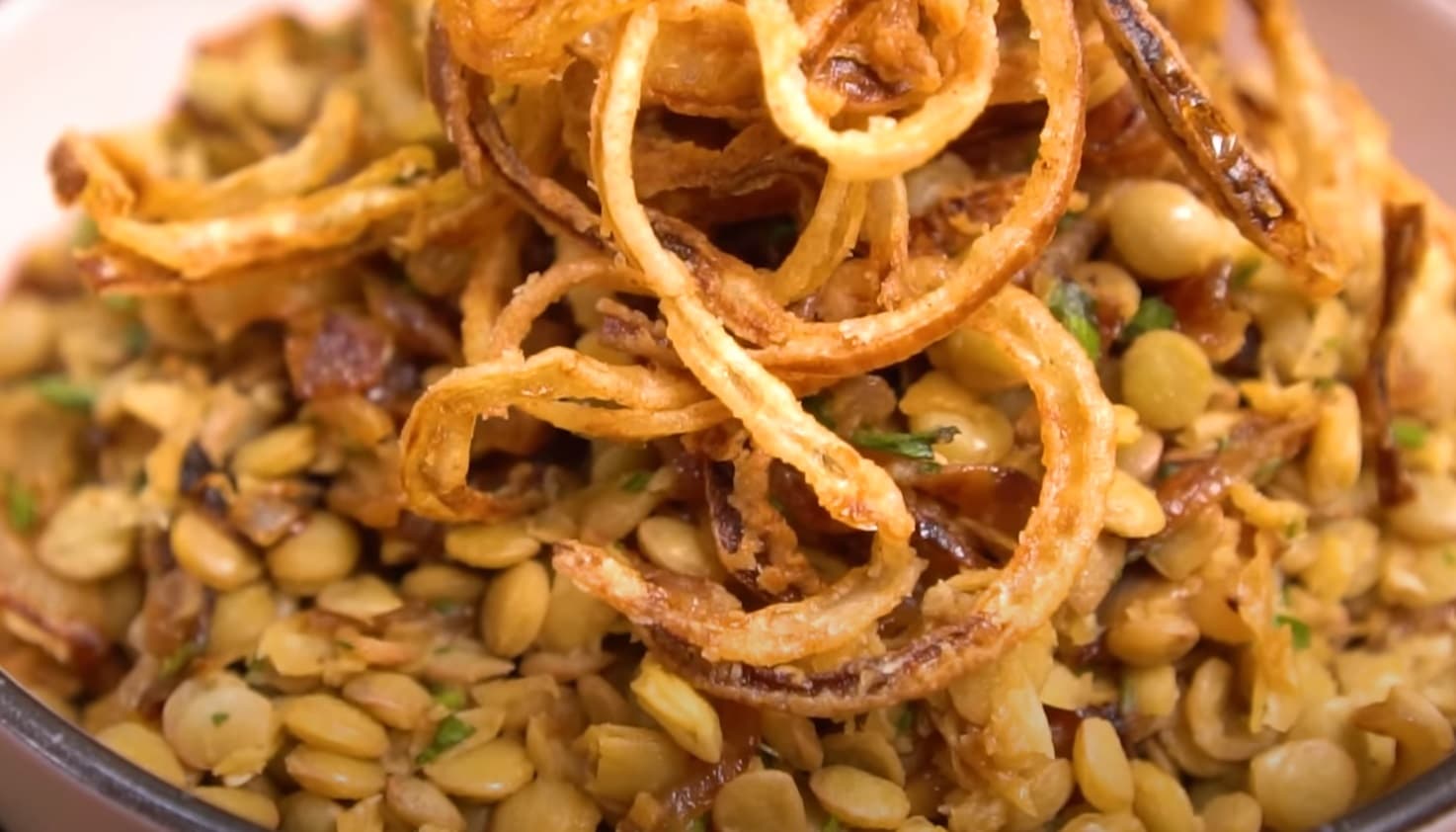 Como fazer salada de lentilha com cebola torradinha