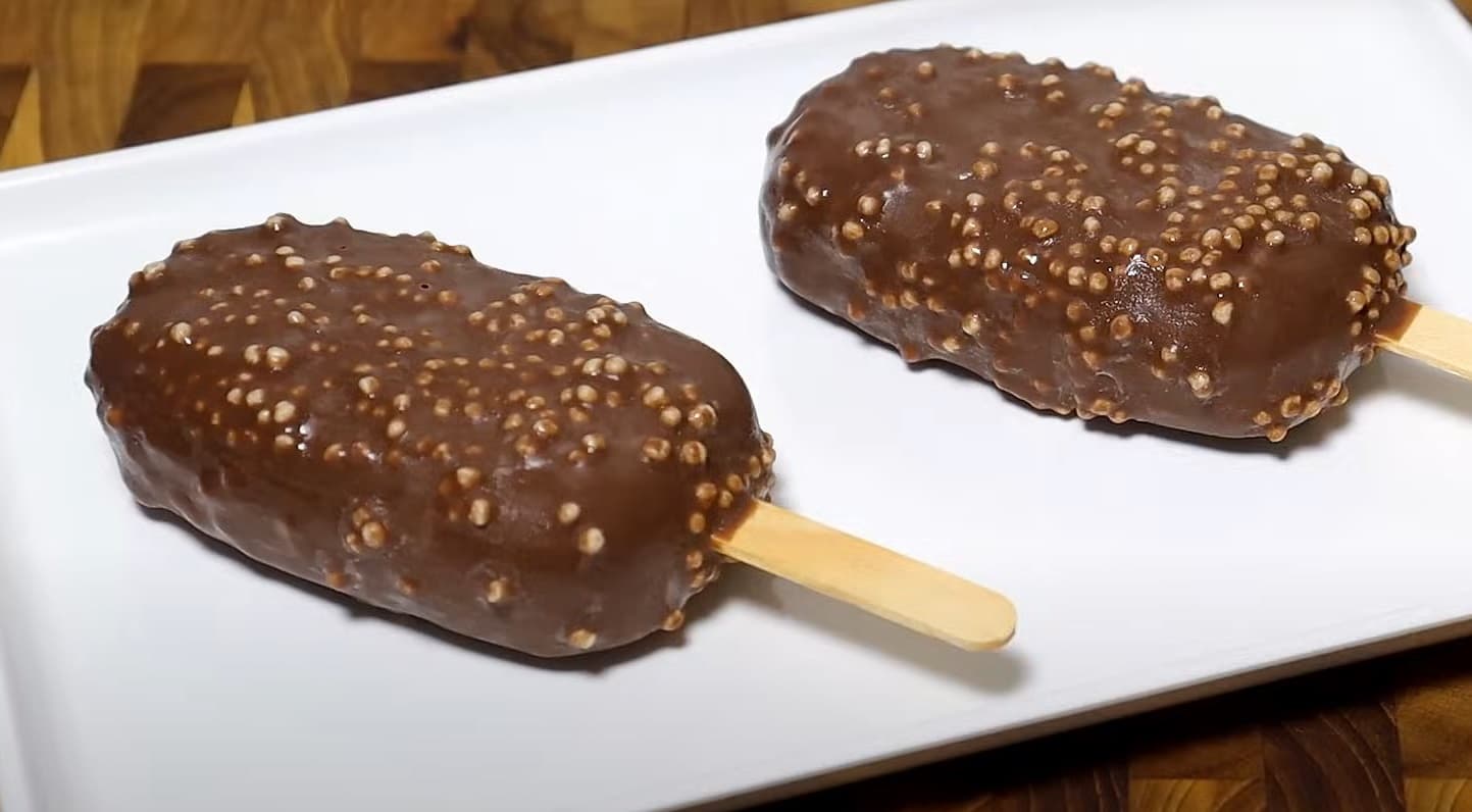 Picolé de Ovomaltine com Ganache e Flocos