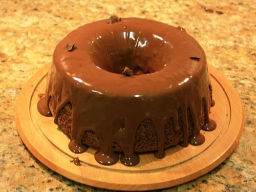 Bolo com cobertura de chocolate