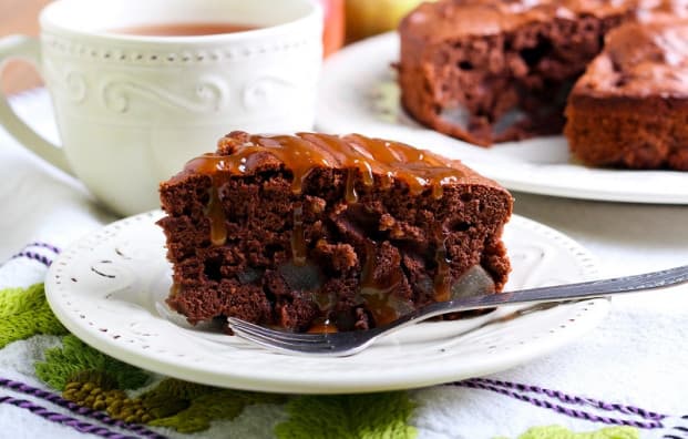 Bolo de chocolate com maçã