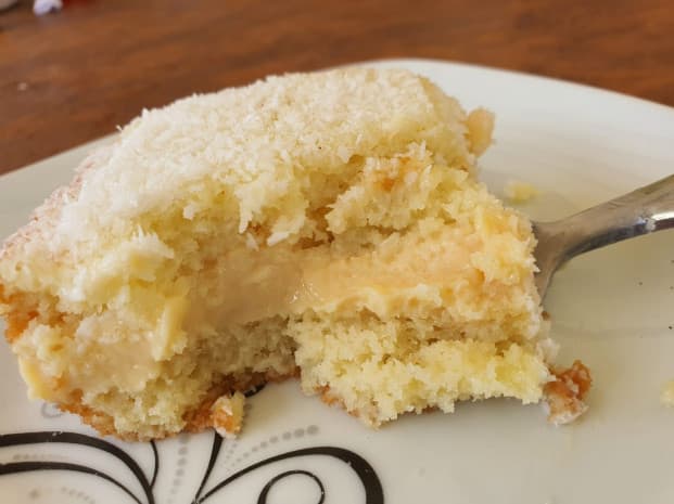 Bolo de coco cremoso com recheio de beijinho