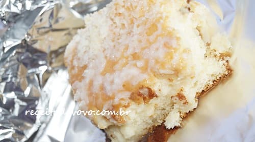Bolo de coco gelado embrulhado