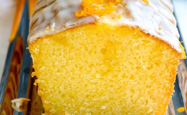 Bolo de laranja com cobertura de laranja
