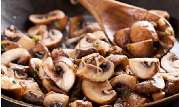 Cogumelos salteados