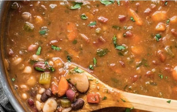 Como fazer caldo de feijão com bacon e calabresa