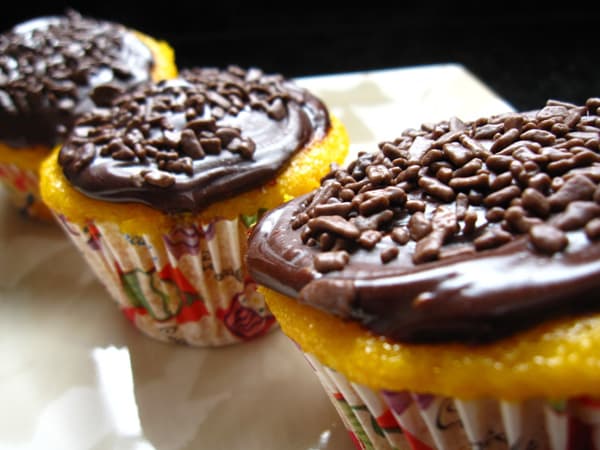 Cupcake de cenoura com cobertura de chocolate