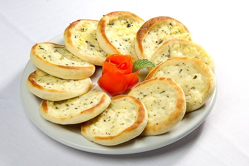 Esfiha aberta de queijo