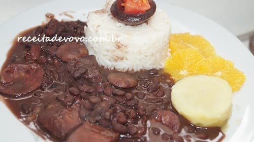 Feijão com calabresa e carne de sol