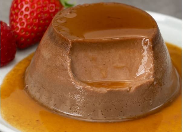 Manjar de chocolate com calda de morango