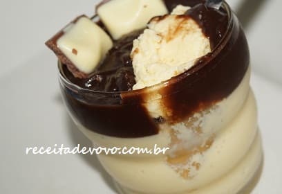 Mousse de maracujá com creme de chocolate