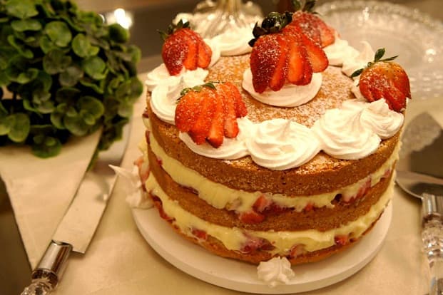 Naked cake com morangos
