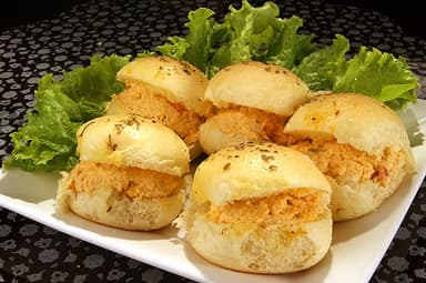 PÃEZINHOS DE CEBOLA RECHEADO COM FRANGO
