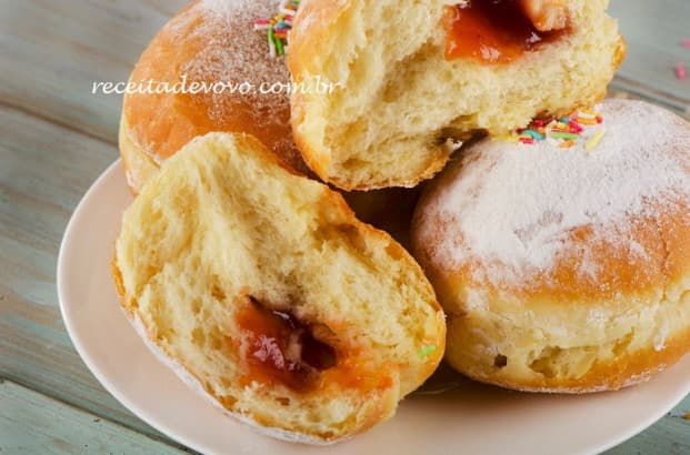 Pãozinho doce recheado com goiabada