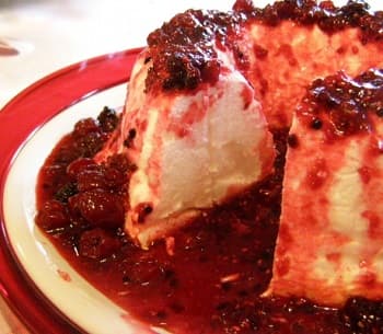 Pudim de suspiro com calda de morango