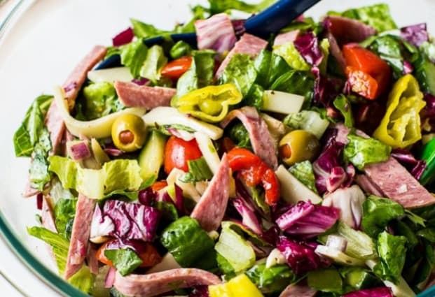 Salada de Peito de peru com folhas