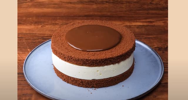 Bolo de Chocolate com Mousse de Leite Ninho e Ganache