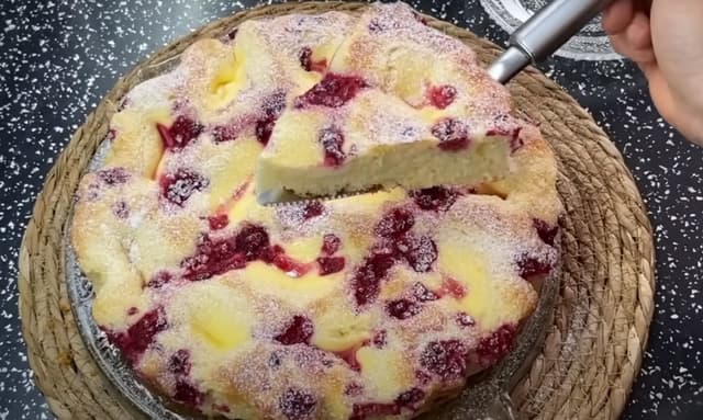 Delicioso Bolo de Creme e Frutas Vermelha
