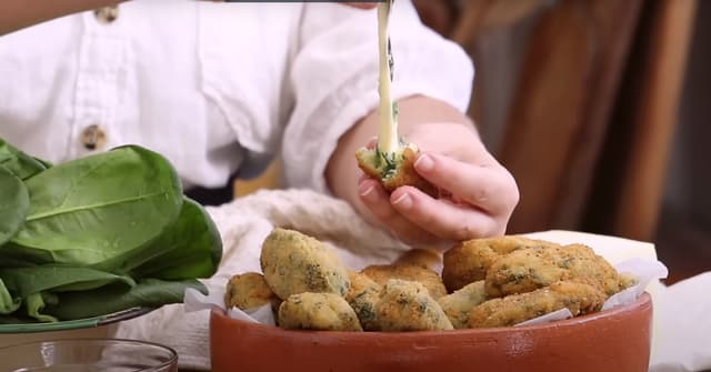 Croquete de Espinafre Recheado com Queijo