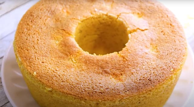 Bolo de fuba com erva doce e canela e crosta de açucar