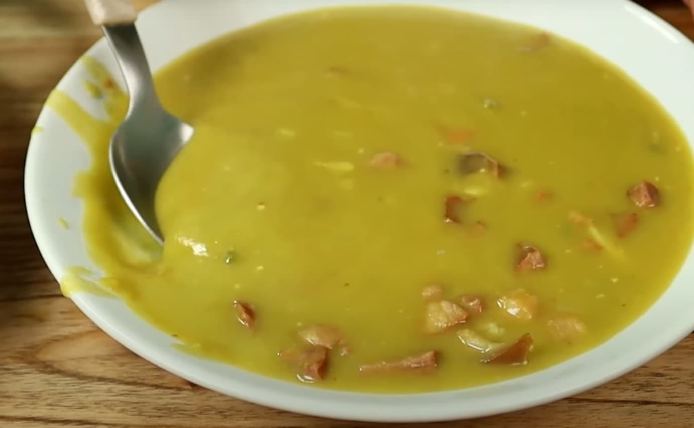 Sopa de ervilha caseira simples e cremosa