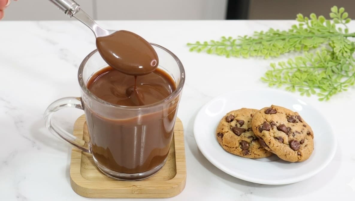 Chocolate quente cremoso com canela