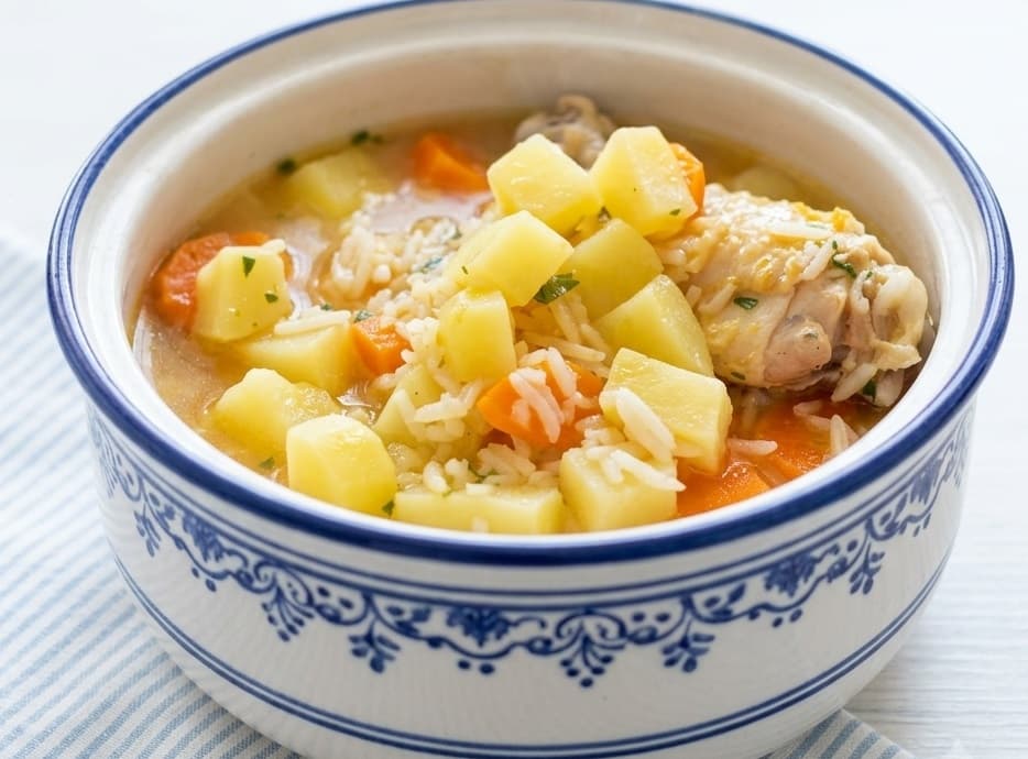 Canja de galinha com legumes e arroz