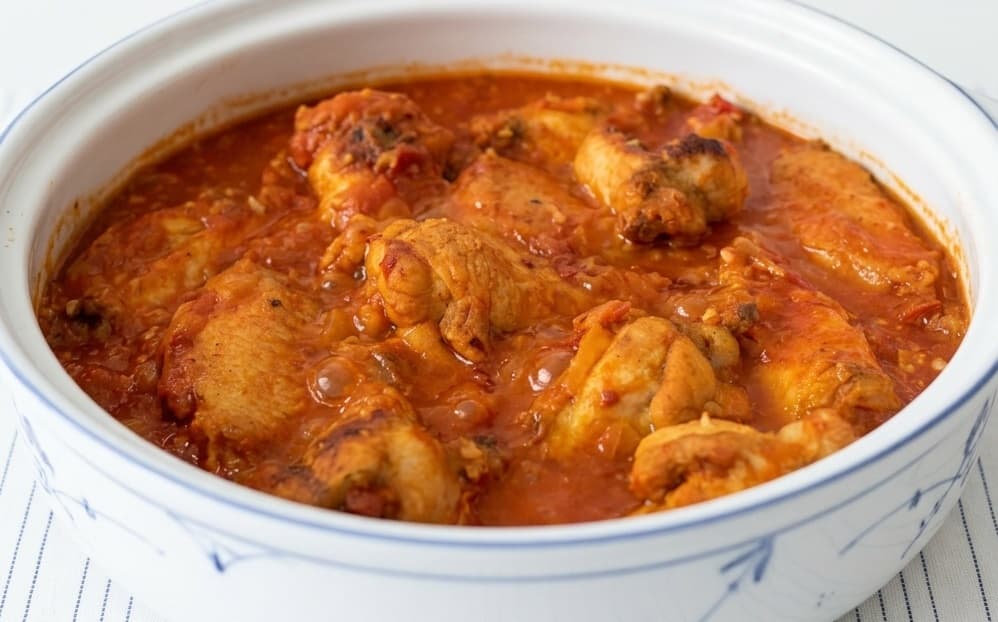 Frango cozido no molho de tomate